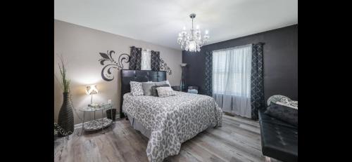 Spencer J. McCallie Casa | Adorable Downtown Cottage