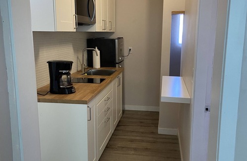 Sappertown Casa | Adorable entire one bedroom suite - 5 min to sky train
