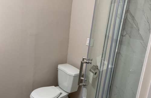 Sappertown Casa | Adorable entire one bedroom suite - 5 min to sky train