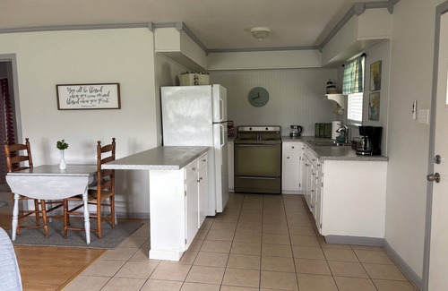 Cleburne Cabaña | Adorable Guest Cottage