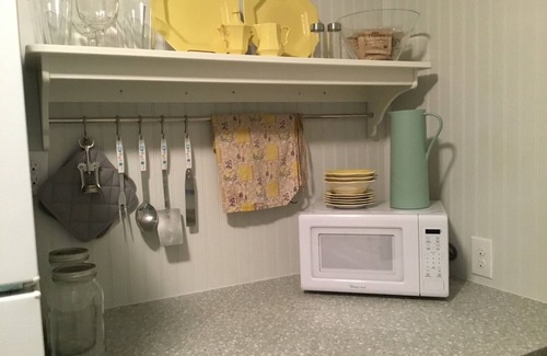 Cleburne Cabaña | Adorable Guest Cottage