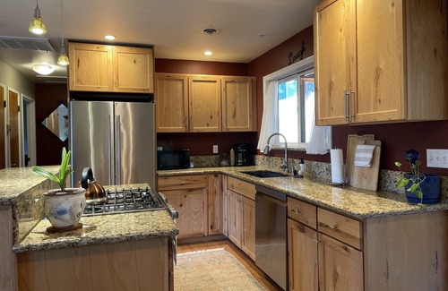 Grass Valley Casa | Adorable house walking distance to town-comfy private back patio
