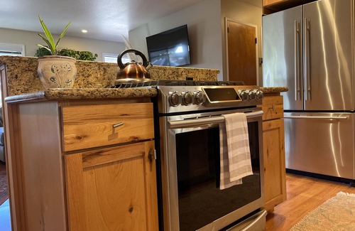 Grass Valley Casa | Adorable house walking distance to town-comfy private back patio