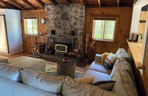 Gresham Cabina | Adorable Lakefront Cabin with HOT TUB!