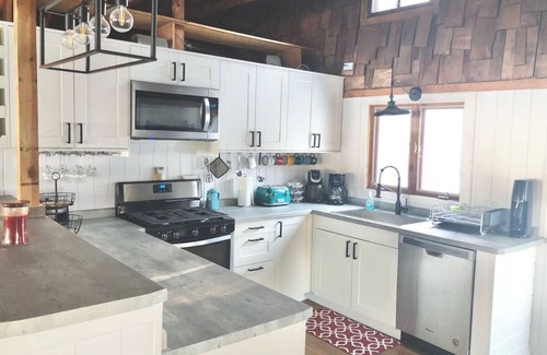 Gresham Cabina | Adorable Lakefront Cabin with HOT TUB!