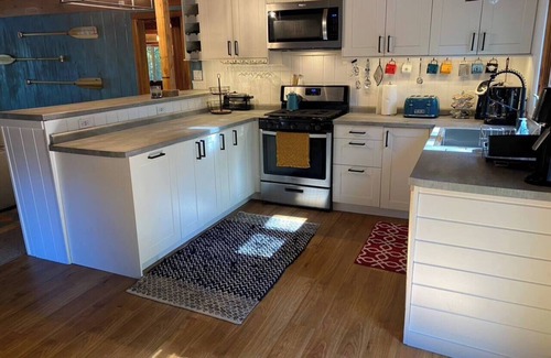 Gresham Cabina | Adorable Lakefront Cabin with HOT TUB!