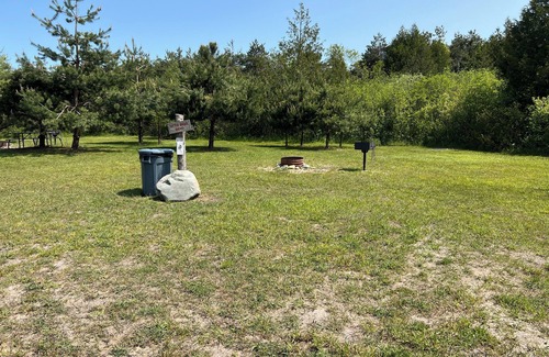 Petoskey Alquiler De RV | Adorable little campground in Petoskey with river nature views