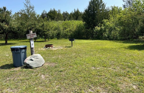 Petoskey Alquiler De RV | Adorable little campground in Petoskey with river nature views