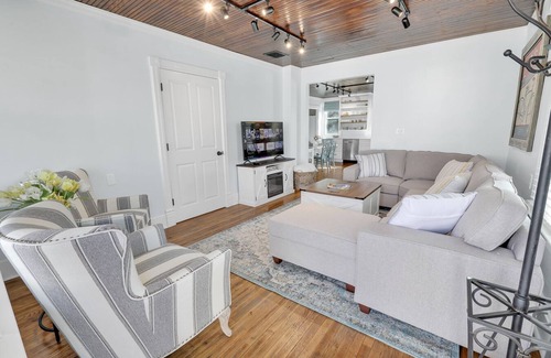 Pella Casa | Adorable Little Yellow House, Prime Location! Downtown Pella, IA