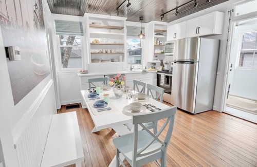 Pella Casa | Adorable Little Yellow House, Prime Location! Downtown Pella, IA