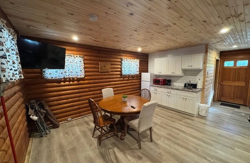 Cambridge Cabina | Charming log cabin on back country road with peace, quiet, all amenities of home