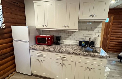 Cambridge Cabina | Charming log cabin on back country road with peace, quiet, all amenities of home