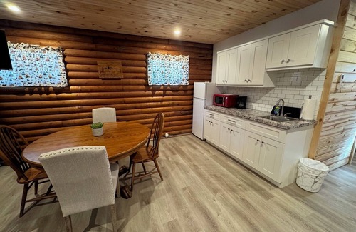Cambridge Cabina | Charming log cabin on back country road with peace, quiet, all amenities of home