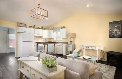 Forest Cabaña | Adorable Manor Cottage on West Manor Estate in Forest, Virginia.