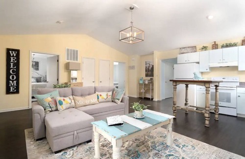 Forest Cabaña | Adorable Manor Cottage on West Manor Estate in Forest, Virginia.
