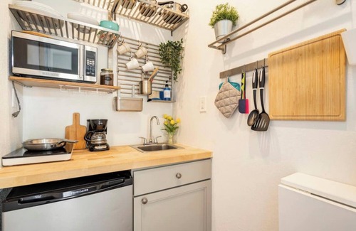 United Central Apartamento | Adorable Modern Studio East - 10 minutes to the beach and 5 minutes to downtown