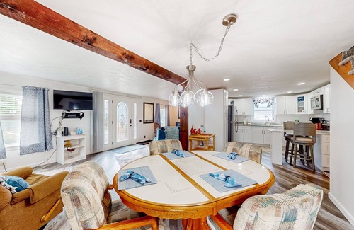 Wells Casa | Adorable nautical home close to town, W/D, & streaming, dog friendly
