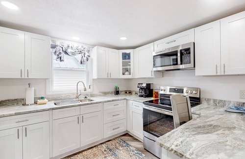 Wells Casa | Adorable nautical home close to town, W/D, & streaming, dog friendly