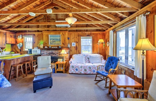 East Sandwich Cabaña | Adorable Oceanfront Cottage on Spring Hill Beach