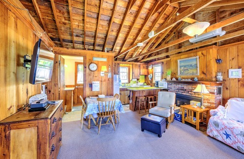 East Sandwich Cabaña | Adorable Oceanfront Cottage on Spring Hill Beach