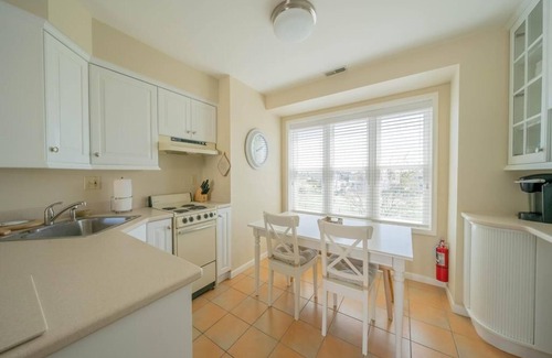 Stone Harbor Condominio | Adorable Oceanview condo steps to Stone Harbor Beaches