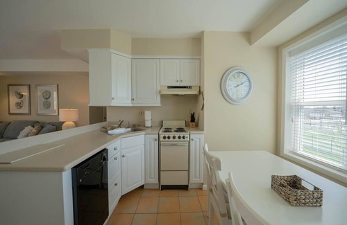 Stone Harbor Condominio | Adorable Oceanview condo steps to Stone Harbor Beaches