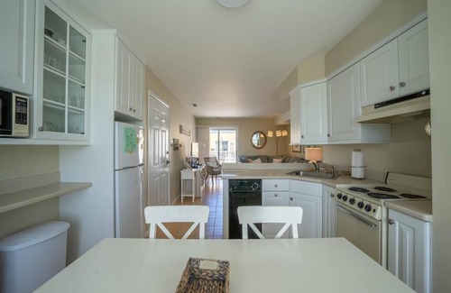 Stone Harbor Condominio | Adorable Oceanview condo steps to Stone Harbor Beaches