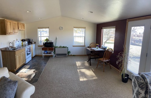 Hamilton Cabaña | Adorable Out of Town Guest House