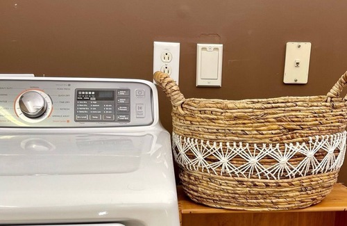 Brentwood Apartamento | Adorable place, KING Bed close to everything.
