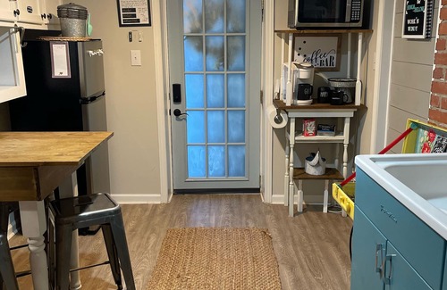 Belmont Historic District Apartamento | Adorable Private Belmont BungaBelow Basement Suite