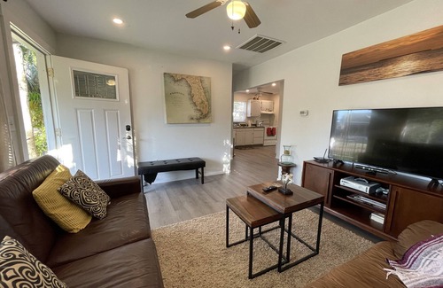 United Central Casa | Adorable Private Cottage, Pet friendly, near beach & downtown. NO cleaning fee.