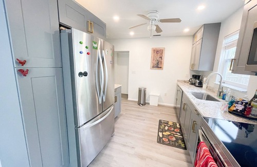 United Central Casa | Adorable Private Cottage, Pet friendly, near beach & downtown. NO cleaning fee.