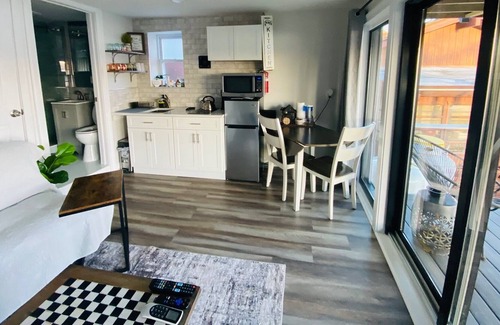 Glasser Casa | Adorable quiet & cozy lakefront studio on dead end