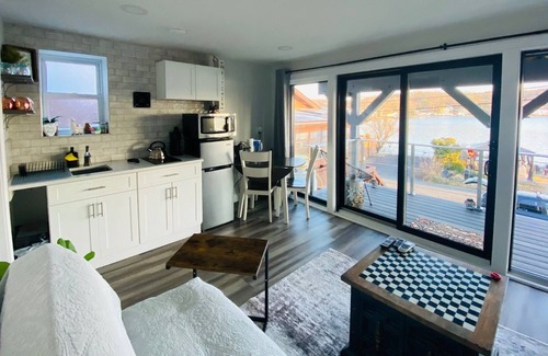 Glasser Casa | Adorable quiet & cozy lakefront studio on dead end