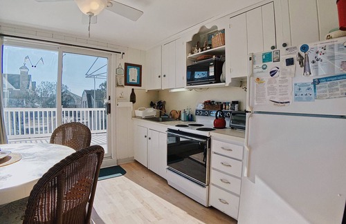 Stone Harbor Condominio | Adorable Second Story condo near the Beach and Heart of Stone Harbor!