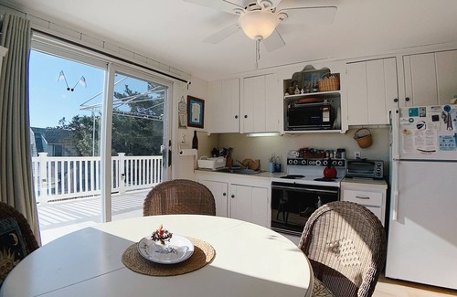 Stone Harbor Condominio | Adorable Second Story condo near the Beach and Heart of Stone Harbor!