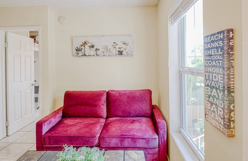 Flamingo Parks Apartamento | Adorable second-floor home with WiFi, shady patios, shared W/D, & kitchenette
