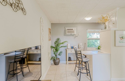 Flamingo Parks Apartamento | Adorable second-floor home with WiFi, shady patios, shared W/D, & kitchenette