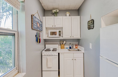 Flamingo Parks Apartamento | Adorable second-floor home with WiFi, shady patios, shared W/D, & kitchenette