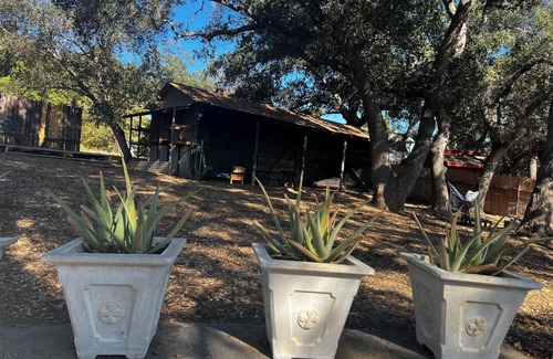 Meiners Oaks Casa | Adorable space with entertainment barn