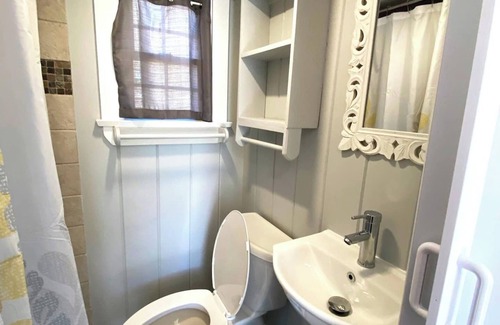 Dennis Port Cabaña | Adorable Studio cottage with Queen bed