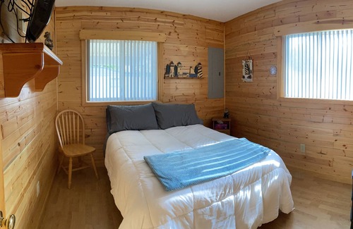 Hastings Cabaña | Adorable Thornapple Lake Cottage on Channel