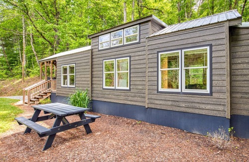 Qualla Casa | Adorable tiny bungalow with covered porch, gas grill, WiFi, loft & private W/D