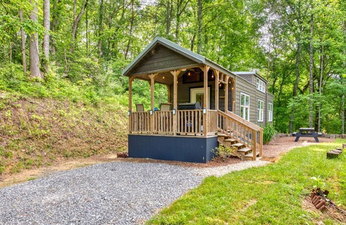 Qualla Casa | Adorable tiny bungalow with covered porch, gas grill, WiFi, loft & private W/D