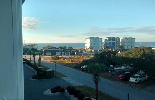 Yaupon Beach Condominio | Adorable condominio de playa de dos dormitorios con playa privada, piscina y jacuzzi