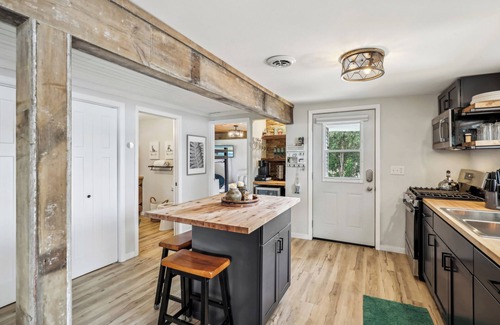 Lodi Cabaña | Adorable Updated Cozy Cottage set on Lake Wisconsin's Sunset Bay