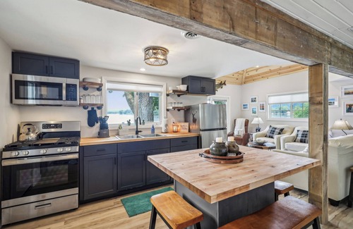 Lodi Cabaña | Adorable Updated Cozy Cottage set on Lake Wisconsin's Sunset Bay