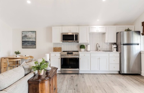 Fountain Inn Cabaña | Adorable Upscale cottage in Downtown Fountain Inn.