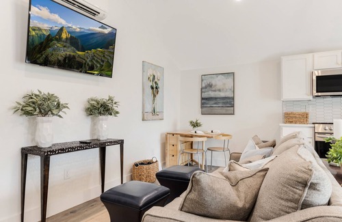 Fountain Inn Cabaña | Adorable Upscale cottage in Downtown Fountain Inn.