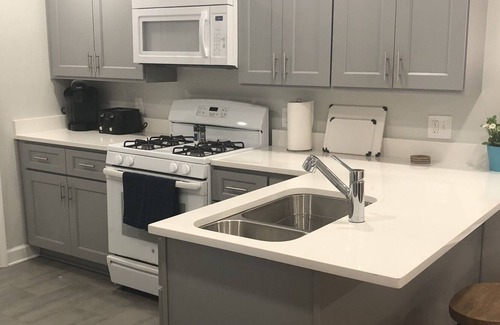 Uptown Historic District Cabaña | Adorable uptown cottage, just steps to shopping, parade routes, and much more!